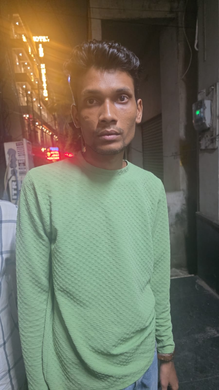 हुक्का से संबंधित प्रतिबंधित सामग्रियों के साथ आरोपी गयाशुद्दीन लश्कर गिरफ्तार
