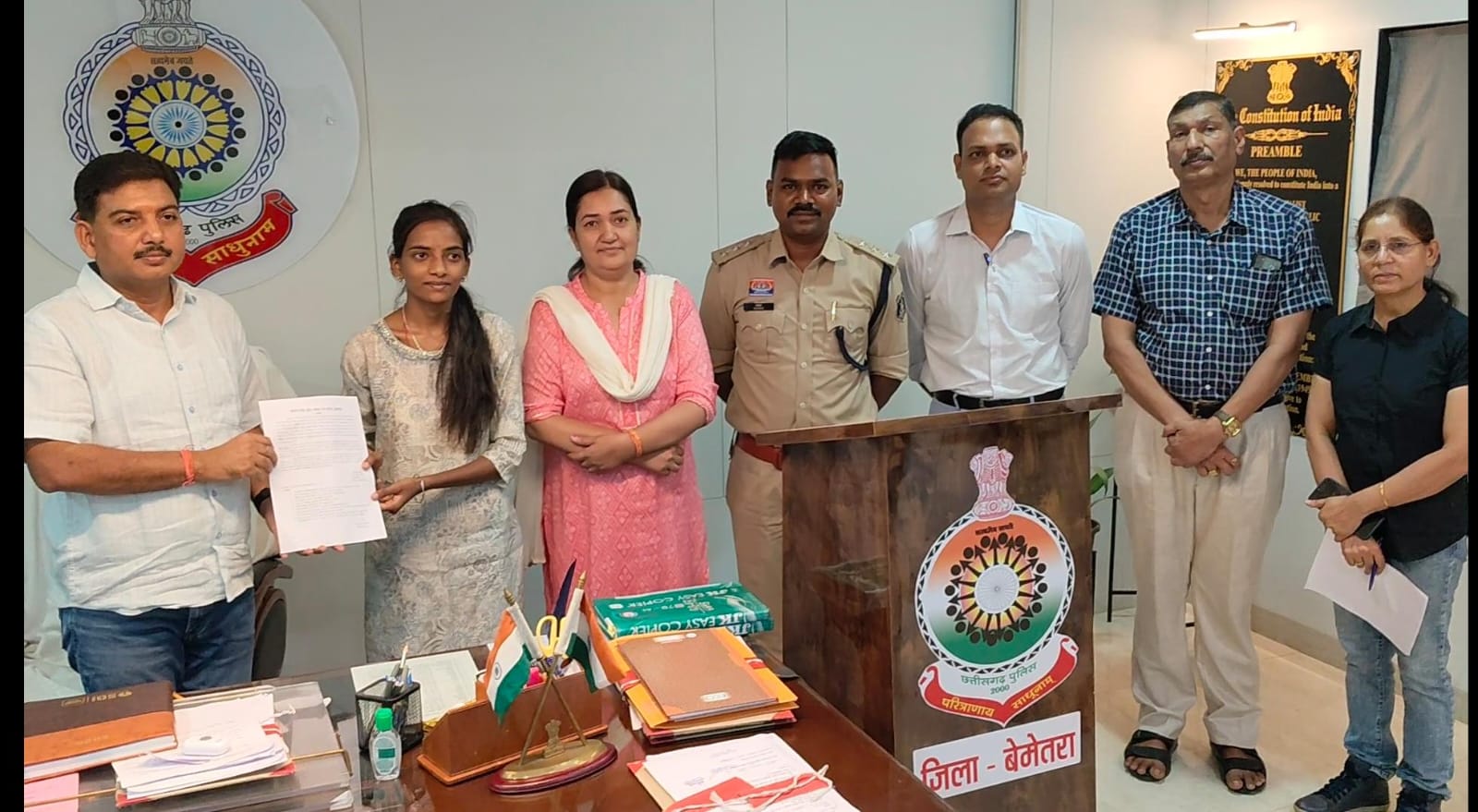 बाल आरक्षक से बनी आरक्षक – एसएसपी बेमेतरा रामकृष्ण साहू (भा.पु.से.) ने सौंपा नियुक्ति पत्र