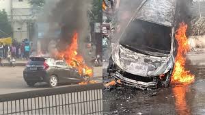 जमशेदपुर में चलती कार खाक में हुई तब्दील,चार लोगों ने कूदकर बचाई जान