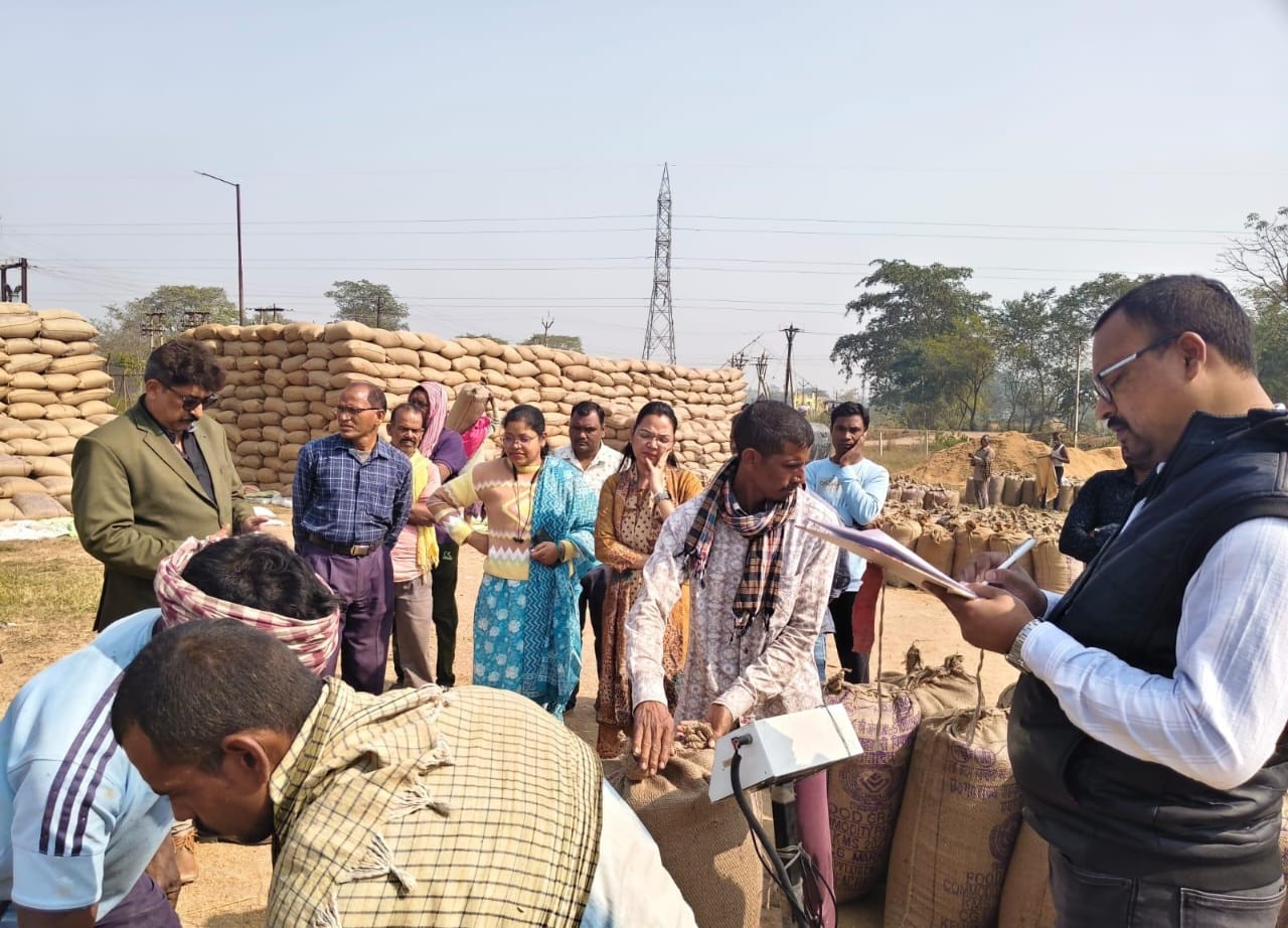 धान उपार्जन केंद्र बुनगा में मानक से अधिक वजन, बारदाना स्टॉक में गड़बड़ी और किस्म बदलकर खरीदी का मामला,प्रशासन ने लिया संज्ञान