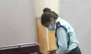 जिला अस्पताल में व्यवस्था हाल बेहाल,गार्ड को मरीजों का ईलाज करने का जिम्मा देकर डॉक्टर-नर्स गायब