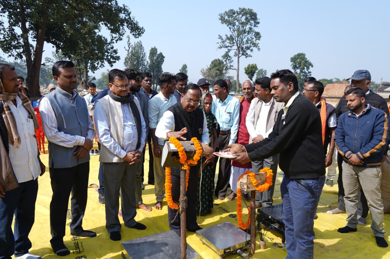  कृषि मंत्री नेताम ने बलरामपुर के डौरा-कोचली खरीदी केंद्र में धान खरीदी का किया शुभारंभ 