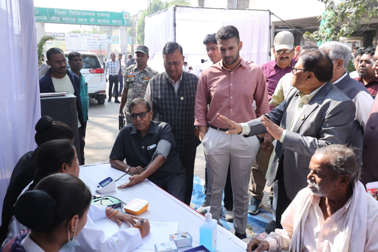 कलेक्टर ने किया जिला चिकित्सालय में आयोजित शिविर का अवलोकन, दिए आवश्यक निर्देश