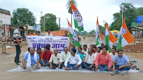 कांग्रेसियों ने किया मानपुर बस स्टैंड में चक्काजाम