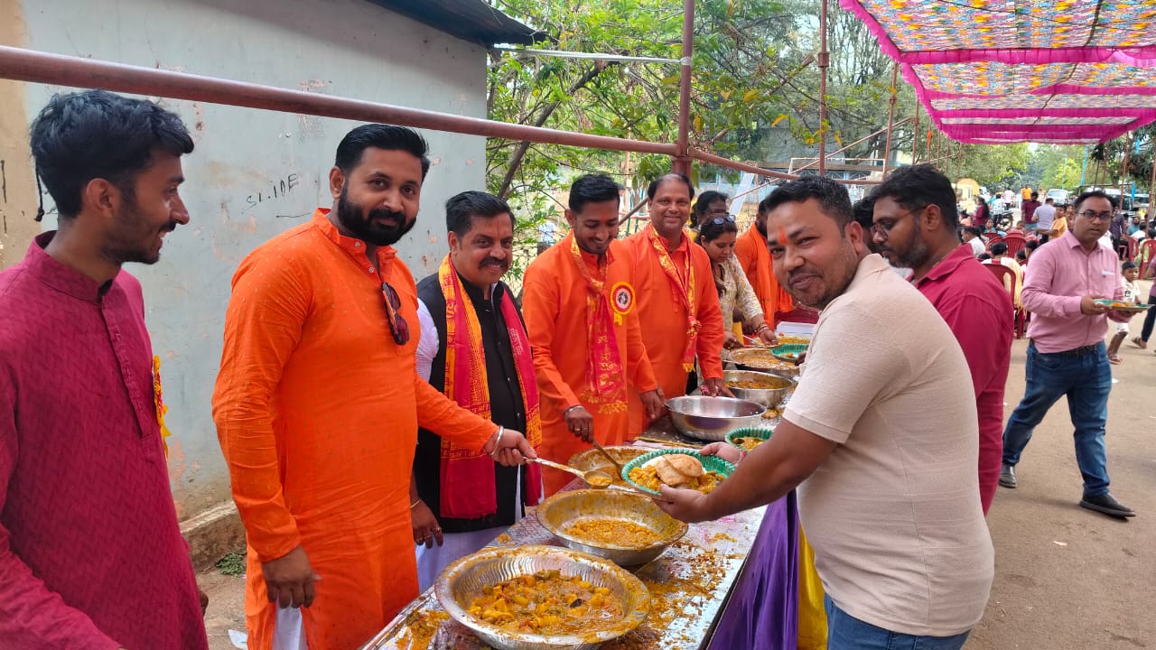 हनुमान टेकरी में उमड़ा आस्था का जनसैलाब, जन्मोत्सव पर भव्य महाभण्डारे ने जीता सबका दिल