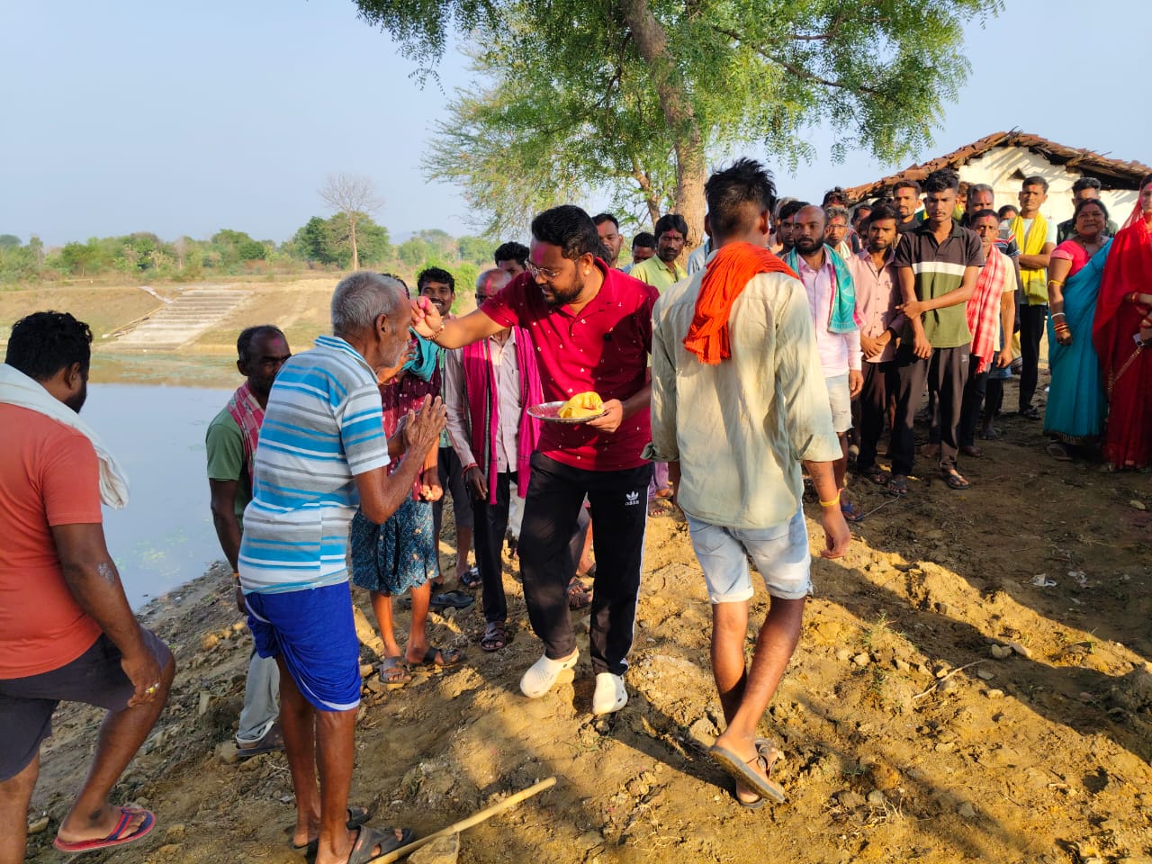 घुमरगुड़ा पंचायत में सरपंच जनपद सदस्य ने मनरेगा मजदूरों पर फूल बरसाये