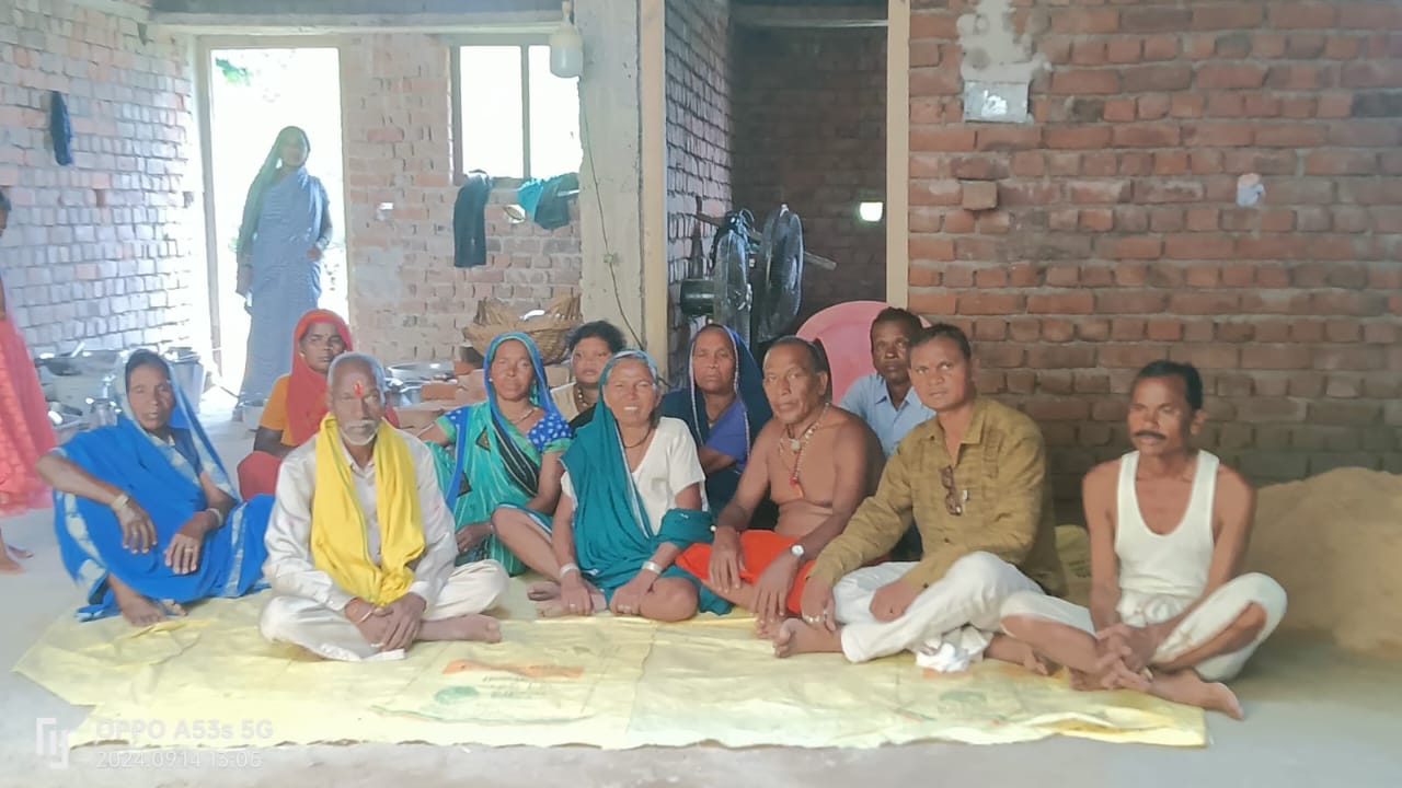 नारायण निषाद की टीम छरछेद पहुँचकर शोकाकुल परिवार से किये सौजन्य मुलाकात, बांधे ढाँढस  