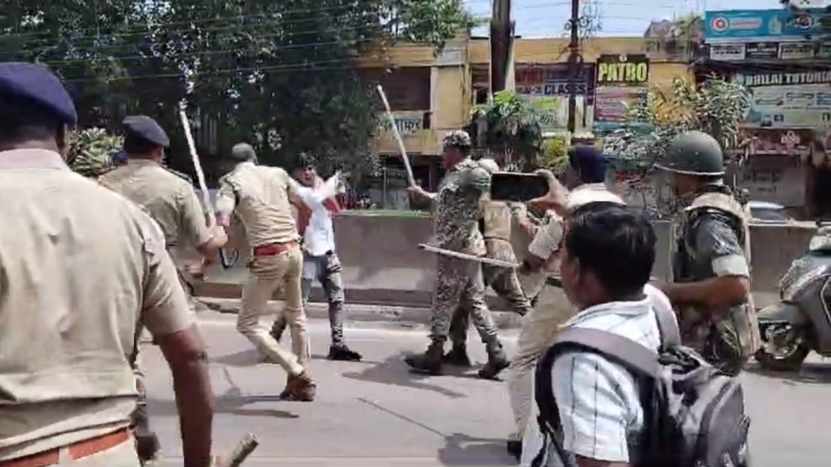 पूर्व सीएम के काफिले को रोकने का मामला गरमाया, कल देर रात थाने में हुई मारपीट, आज कांग्रेसियों पर पुलिस ने किया लाठीचार्ज