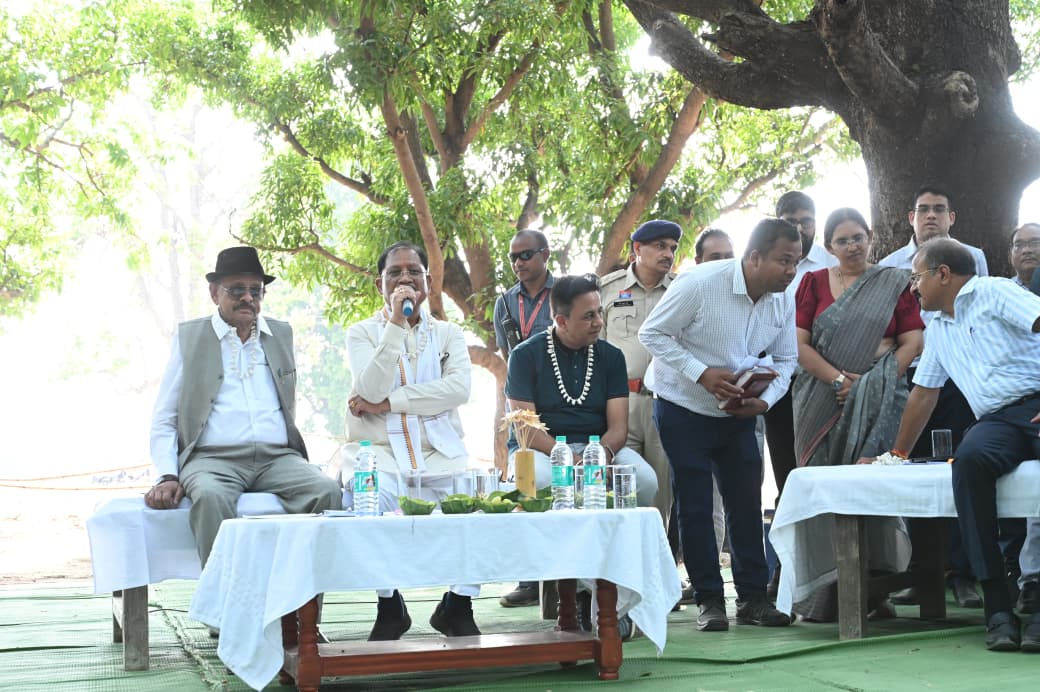 ग्राम कुशहा की चौपाल में मुख्यमंत्री विष्णु देव साय ने सुनी ग्रामीणों की समस्याएं,तेंदू, सतालू, चार और लीची का लिया स्वाद, पेयजल समस्याओं के त्वरित समाधान के दिए निर्देश
