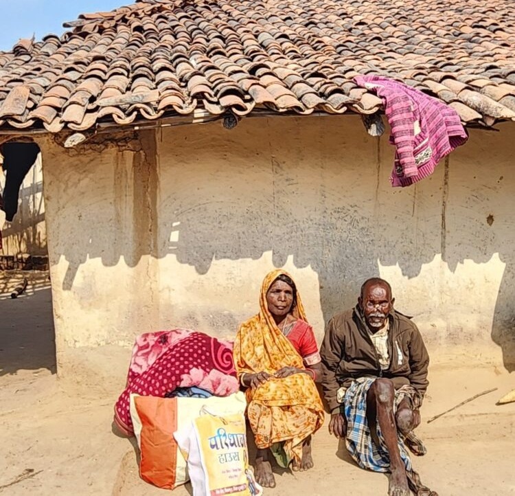 व्यवस्था की अंधेरी गलियों में सिसकता एक बेबस पंडो परिवार; जहाँ भूख और बेबसी ने ली है पनाह