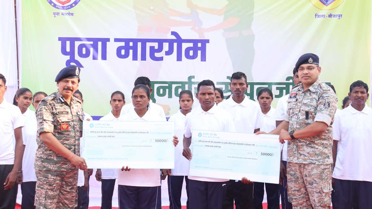 आत्मसमर्पण का सिलसिला जारी,सुकमा के बाद बीजापुर में 30 नक्सलियों ने डाले हथियार