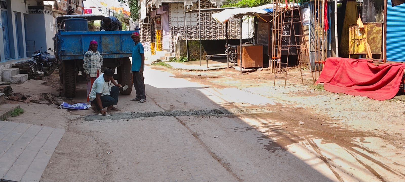 नगर पालिका की लापरवाही पर भारी पड़ा एक आम नागरिक का जज्बा,अपने खर्चे से कराया सड़कों के गड्ढों का मरम्मत