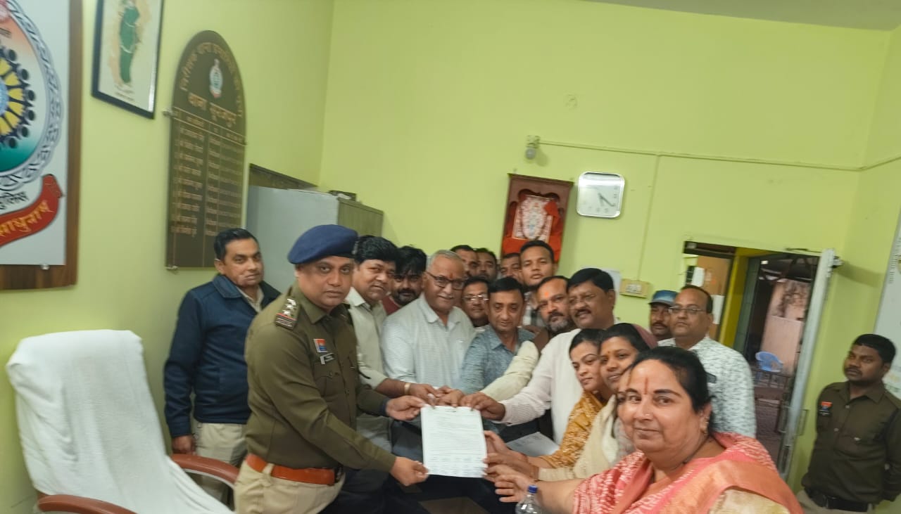 बृहस्पत सिंह के बयान पर भड़के कांग्रेस नेताओं ने थाने में एफ आई आर दर्ज कराने दिया आवेदन