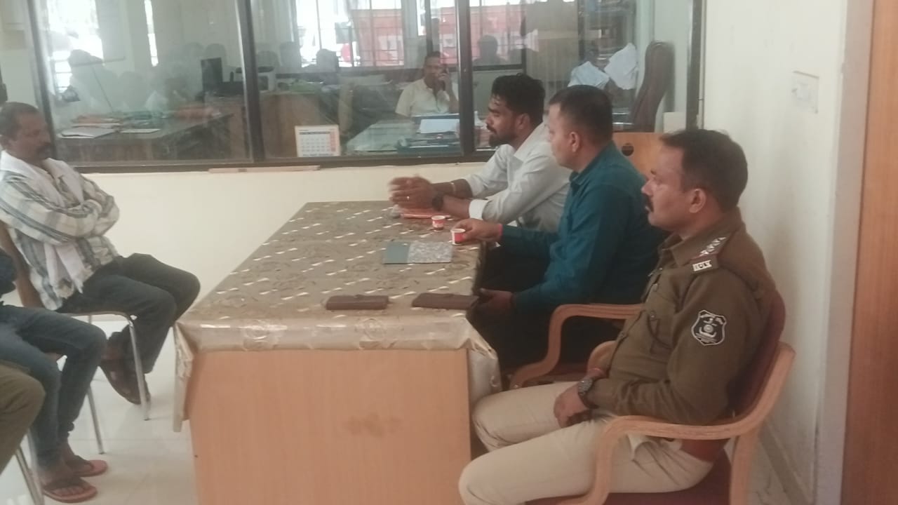 बचेली थाना परिसर में ग्राम रक्षा समिति गठन को लेकर बैठक आयोजित