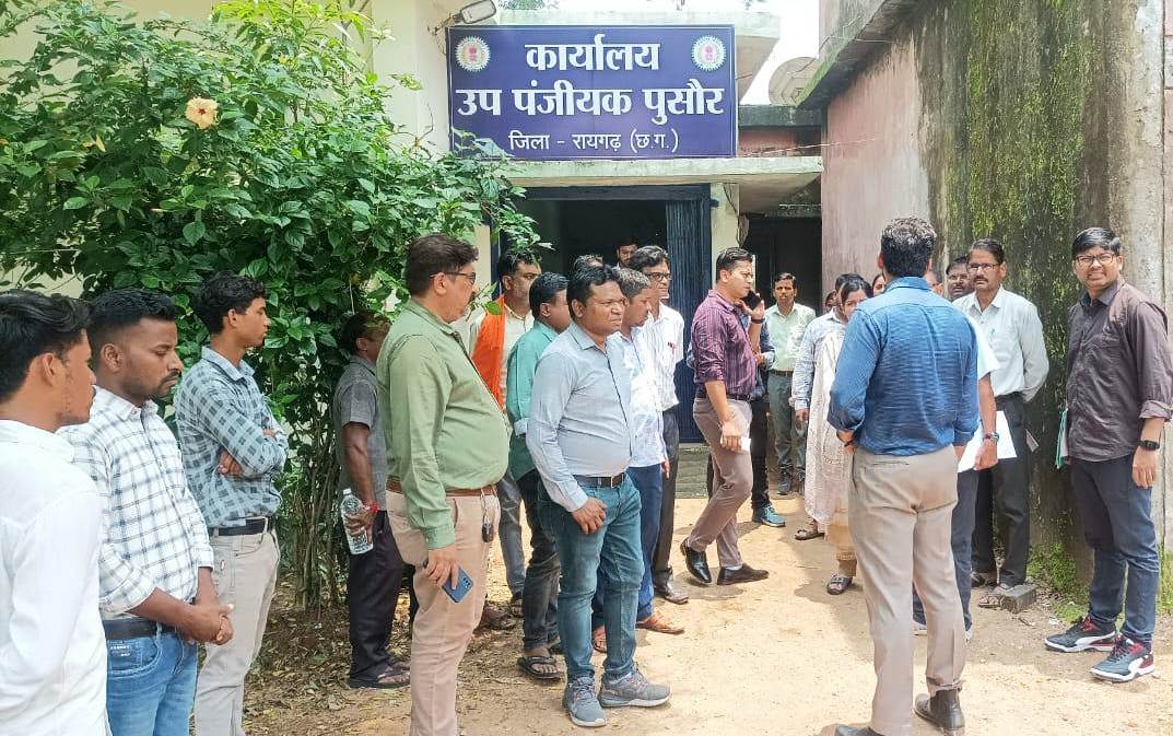 कलेक्टर मयंक चतुर्वेदी ने पुसौर तहसील में विकास कार्यों के लिए स्थलों का किया निरीक्षण