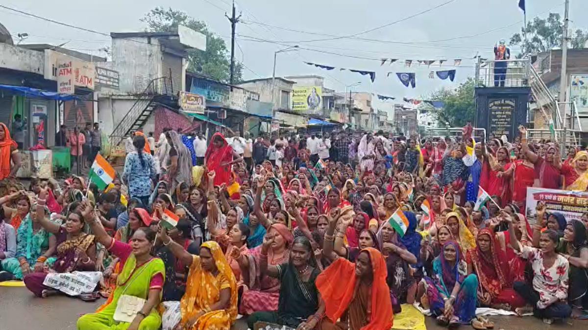 सड़क नहीं तो चक्काजाम! ग्रामीणों के उग्र आंदोलन से थमा यातायात
