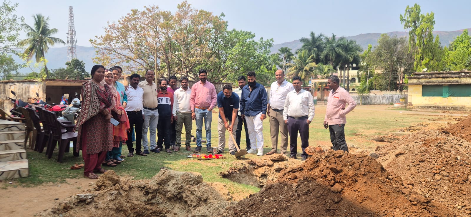 नगर पालिका अध्यक्ष ने शाला परिसर में शेड निर्माण का किया भूमि पूजन 