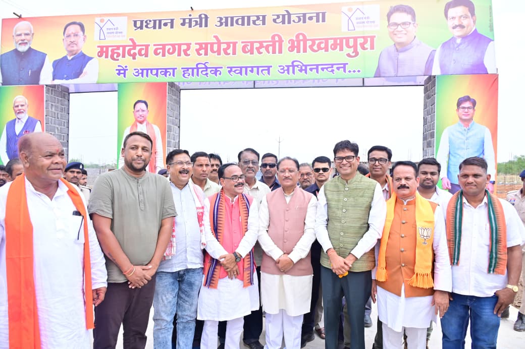 "सुशासन तिहार: भीखमपुरा की सपेरा बस्ती पहुंचे मुख्यमंत्री विष्णुदेव साय, PM आवास योजना के कार्यों का किया निरीक्षण"