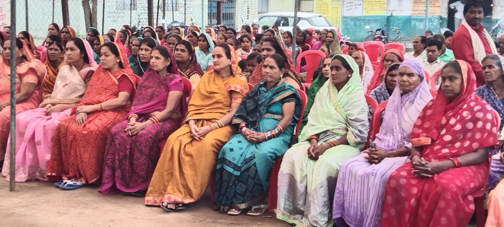 खौली में शराब दूकान के विरोध में ‌लगातार दूसरे दिन भी धरने पर बैठी महिलाये 
