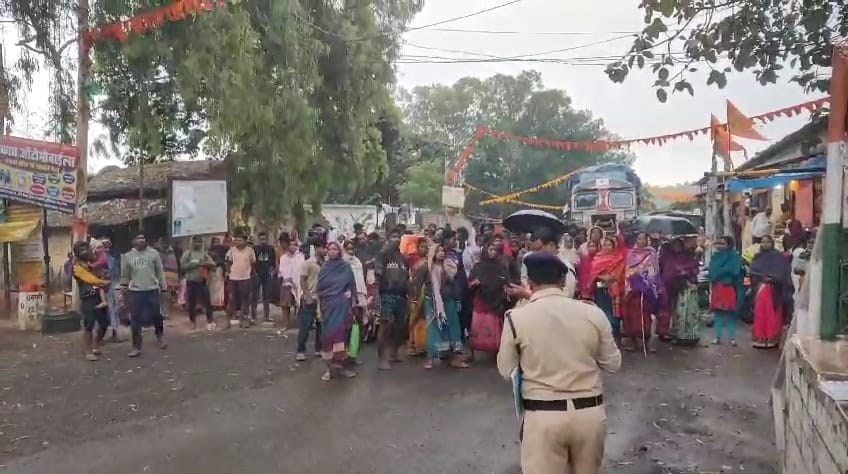 जेल में बंद एक कैदी की मौत के बाद भड़के परिजनों ने  किया चक्काजाम