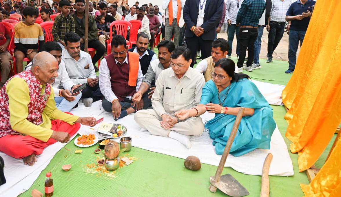 उद्योग मंत्री देवांगन ने दर्री क्षेत्र क़े 5 शासकीय स्कूलों को नवीन भवन की दी सौगात