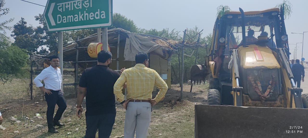 नेशनल हाइवे के आसपास लगातर की जा रही है अतिक्रमण पर कार्रवाई