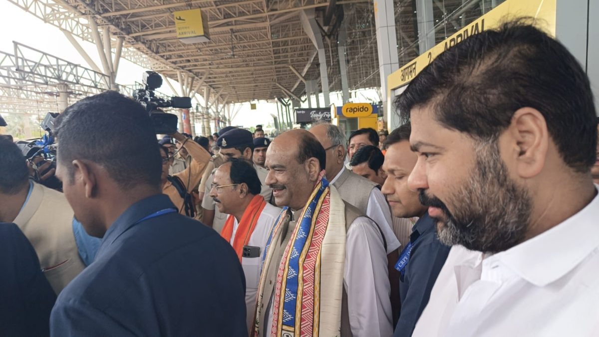 रायपुर पहुंचे लोकसभा अध्यक्ष ओम बिरला, आचार्य पदारोहण कार्यक्रम समेत कई आयोजनों में करेंगे शिरकत