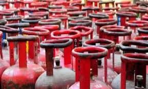 गैस सिलेंडर कालाबाजारी पर पुलिस की बड़ी कार्रवाई,दो गिरफ्तार