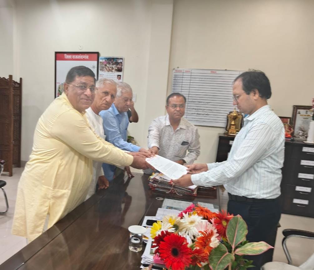 कार्यपालन अभियंता दीवान को हटाने के लिए सिंधी समाज ने ज्ञापन सौपा