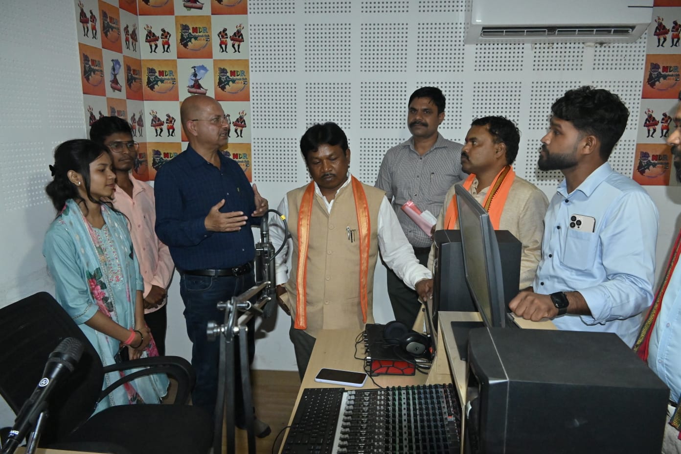 बस्तर के सांसद पहुंचे दंतेवाड़ा रेडियो स्टेशन, आरजे प्रशिक्षण ले रहे युवाओं से की मुलाकात