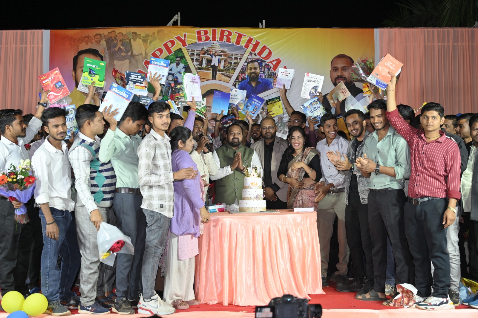 विधायक दिपेश साहू ने अपने जन्मदिन पर एक लाख रूपये की विभिन्न पुस्तको का किया दान