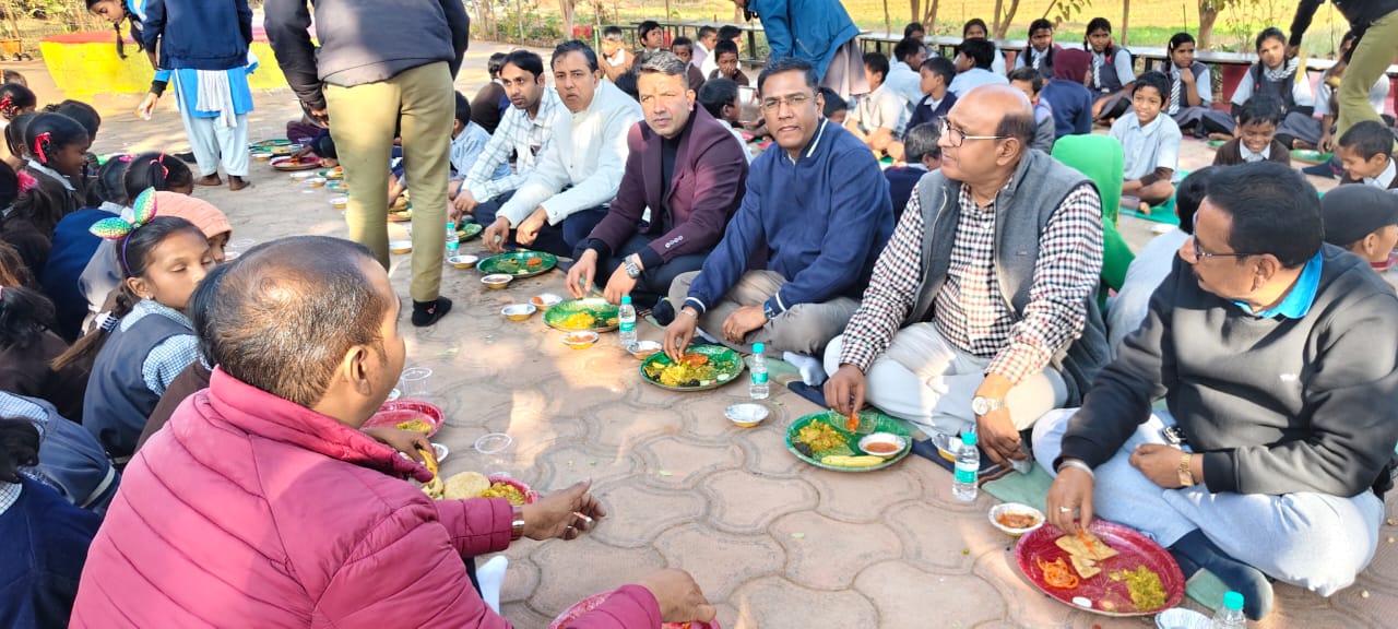 सीएमएचओ ने स्कूली बच्चों के साथ न्यौता भोज के तहत मनाया जन्मदिन