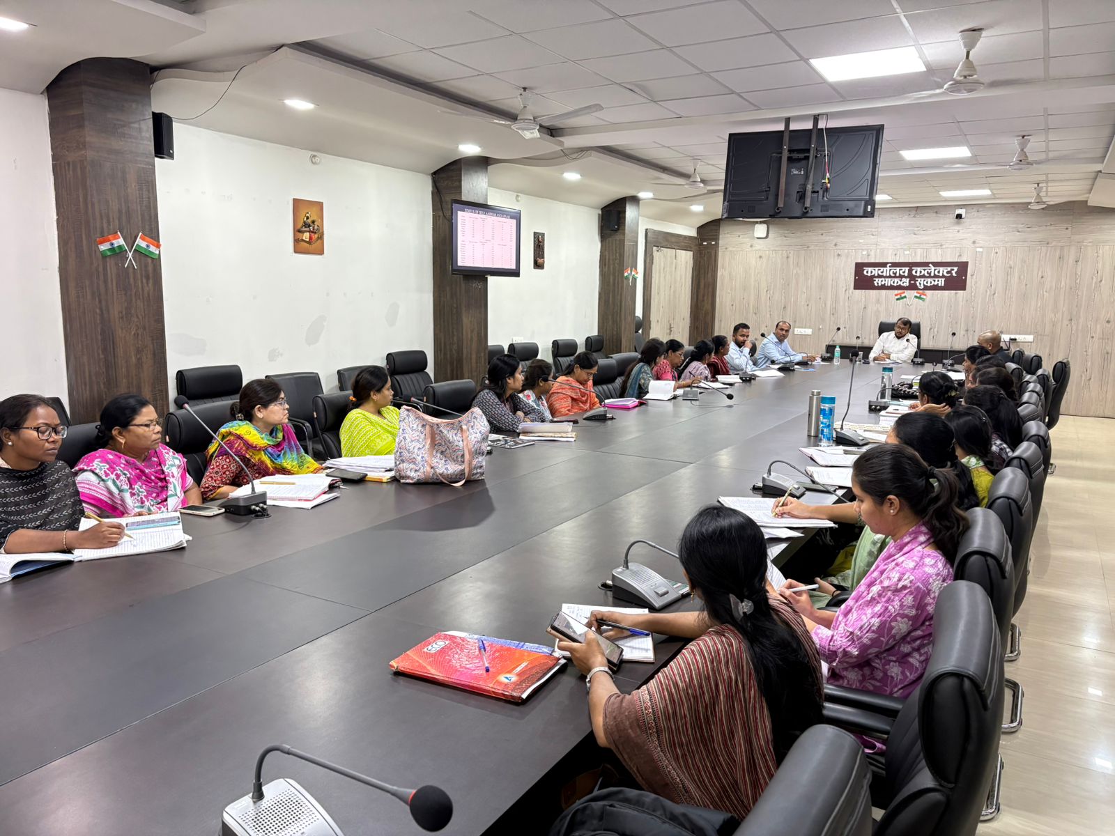 सुकमा समीक्षा बैठक: आधार पंजीयन धीमा, कलेक्टर ने मौके पर ही जांच कर जताई नाराजगी