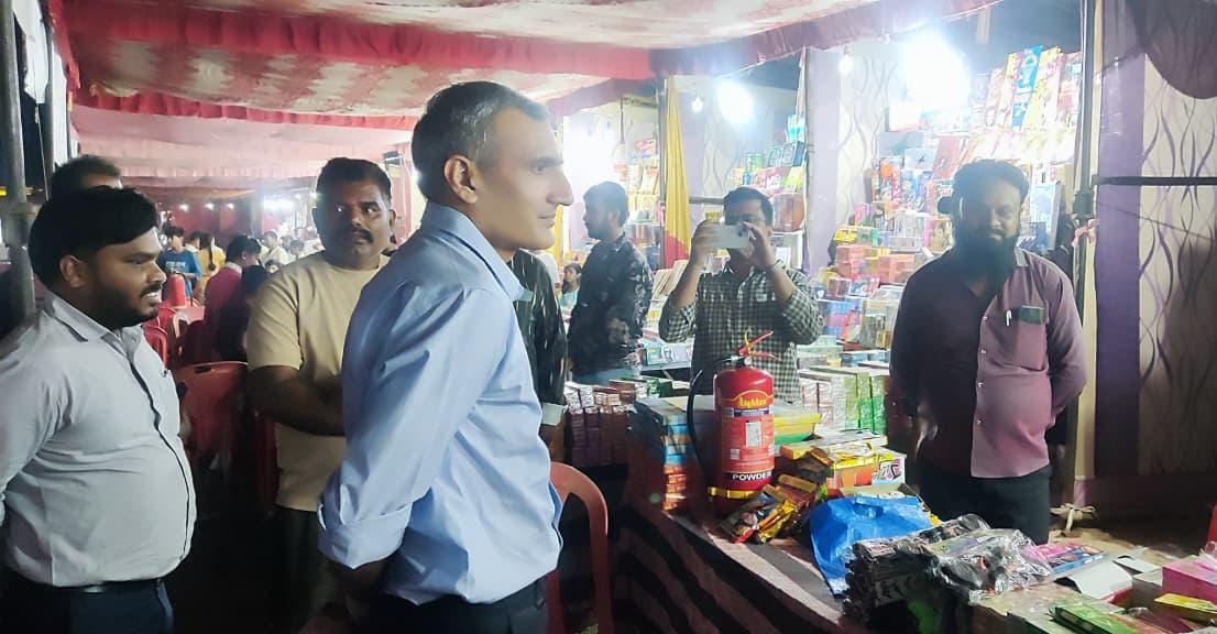 कलेक्टर रणबीर शर्मा ने किया कृषि उपज मंडी में पटाखा दुकानों का निरीक्षण, सुरक्षा मानकों का पालन सुनिश्चित करने दिए निर्देश