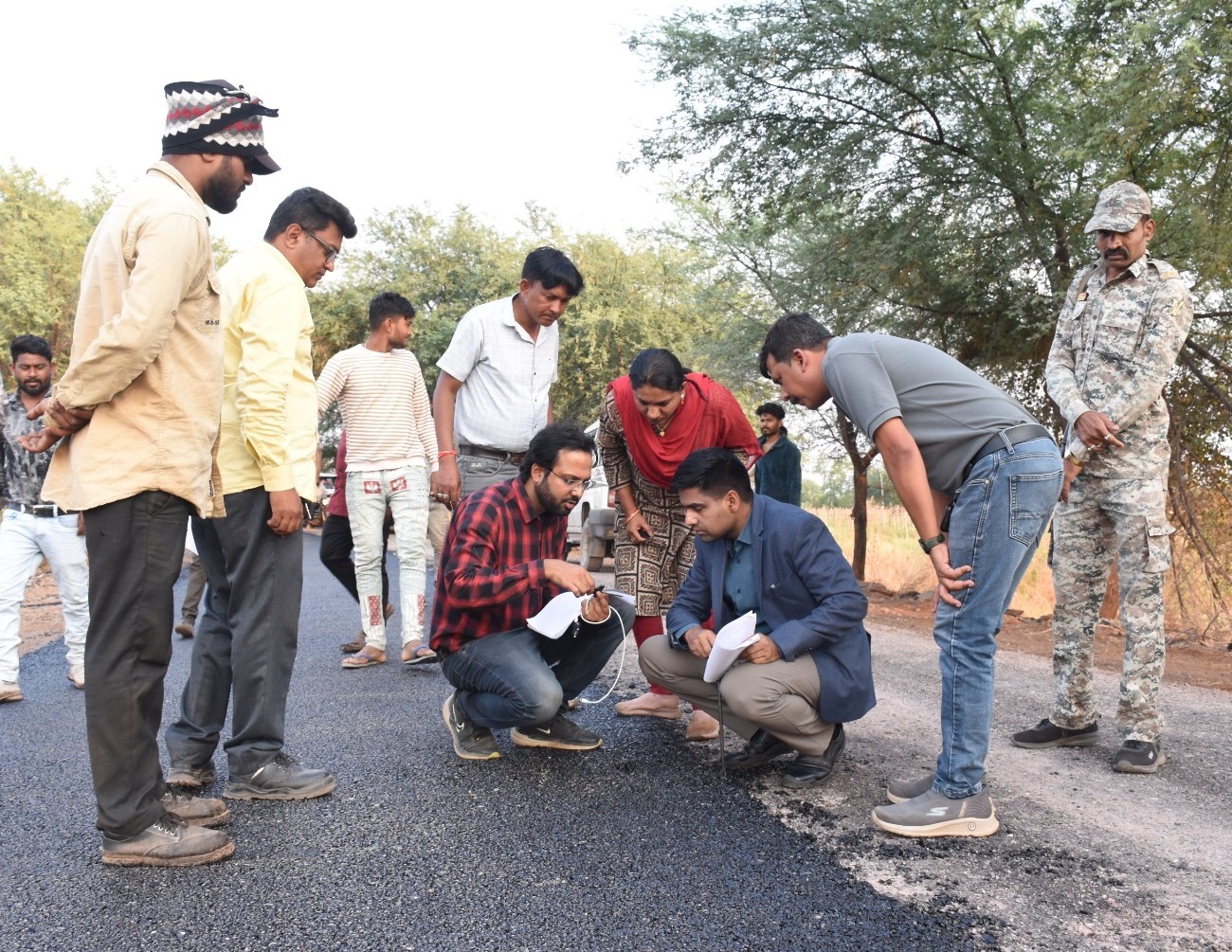 “सड़क में समझौता नहीं”: कलेक्टर जितेन्द्र यादव ने खुद मापी मोटाई, बारिश से पहले काम पूरा करने का अल्टीमेटम