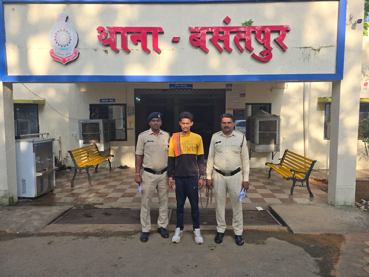 थाना बसंतपुर क्षेंत्र में लोहे का देशी कटटा रखकर लोगो को दिखाते हुए डराने धमकाने वाले के  खिलाफ धारा 25,27 आर्म्स एक्ट के तहत कार्यवाही