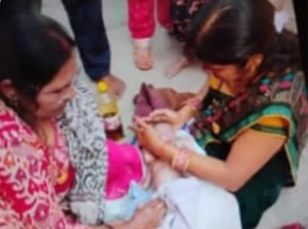 छत्तीसगढ़ में बंदर ने 15 दिन की बच्ची को कुएं में फेंका,डायपर की वजह से बची जान