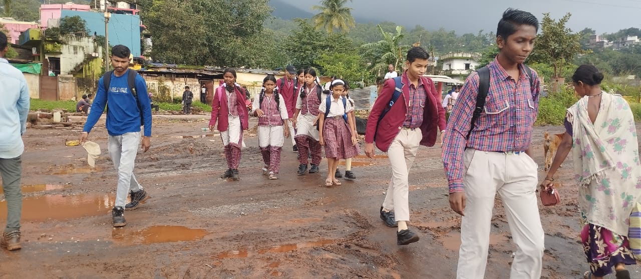 किरन्दुल मटन मार्केट समीप की सड़क हुई जर्जर,स्कूली बच्चों एवं लोगों को हो रहीं हैं परेशानी