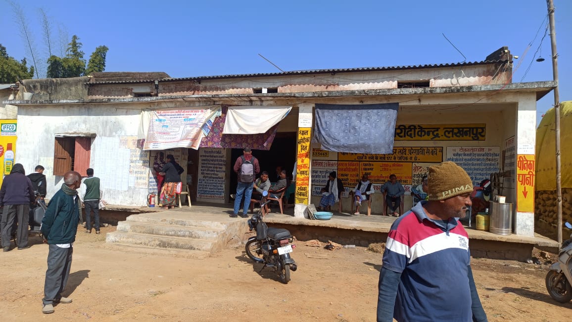 समितियों में धान आवक बढ़ने के साथ टोकन कटाने किसानों की लगी क़तार 