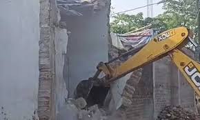 वन भूमि पर कब्जा कर बनाए घरों पर चला प्रशासन का बुलडोजर