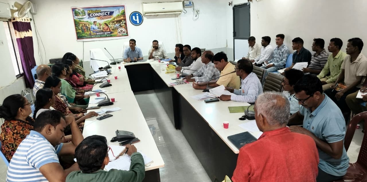 कोंटा में सचिवों की समीक्षा बैठक: योजनाओं के क्रियान्वयन में तेजी लाने के सख्त निर्देश