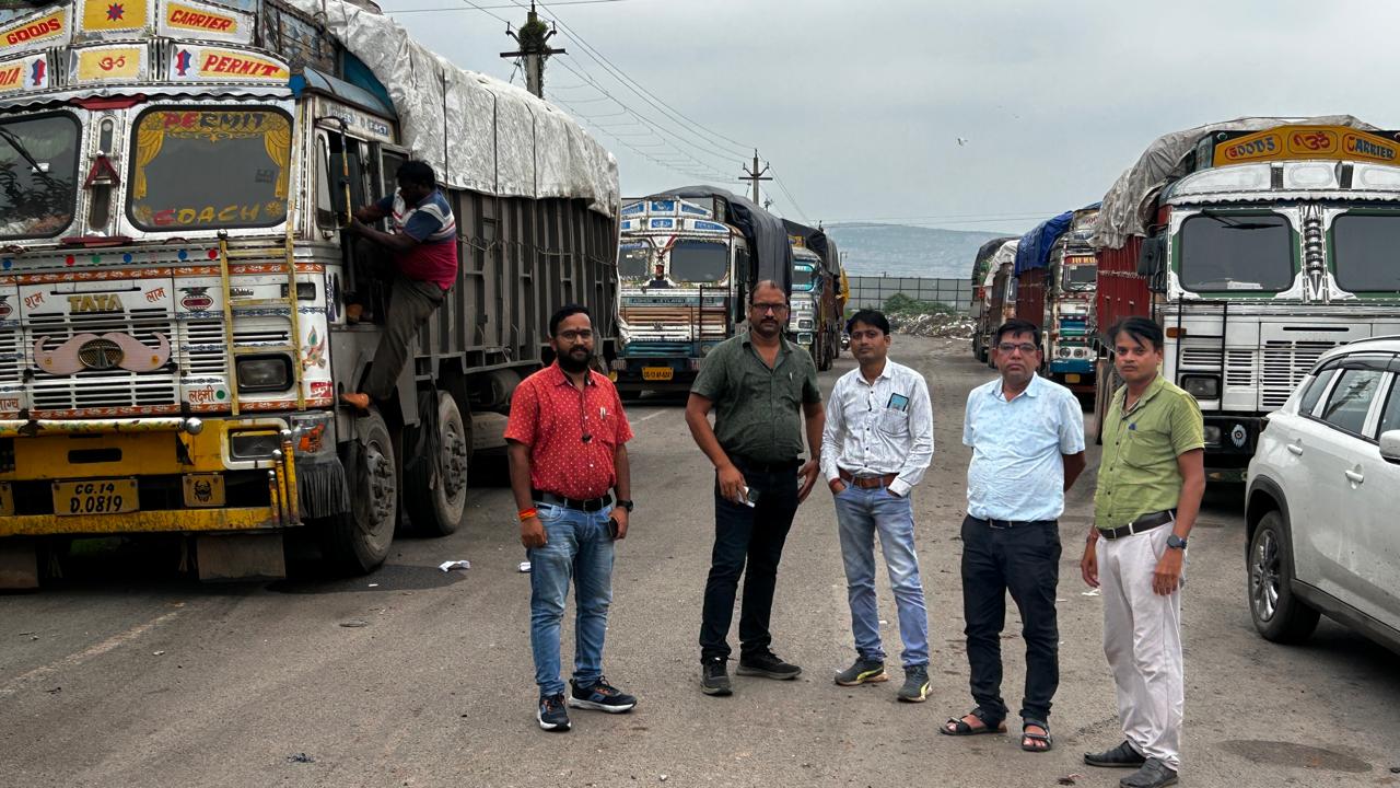 किसानों को राहत: जिले में समितियों के माध्यम से हो रही उर्वरकों की सतत् आपूर्ति