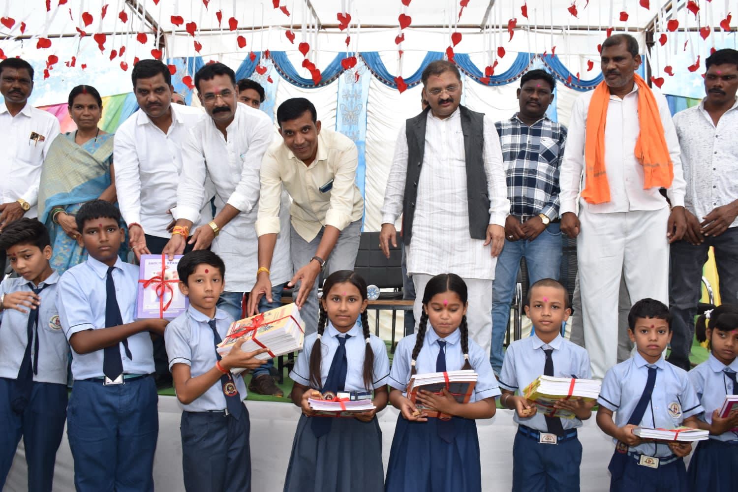 सांसद संतोष पांडेय स्वामी आत्मानंद स्कूल सहसपुर लोहारा में आयोजित शाला प्रवेशोत्सव कार्यक्रम में हुए शामिल, सांसद बोले - शिक्षा जीवन का एक महत्वपूर्ण अंग