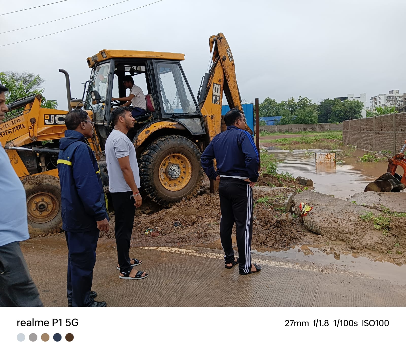 जल भराव न हो इसके लिए सुबह से ही डटी रही निगम की टीम 