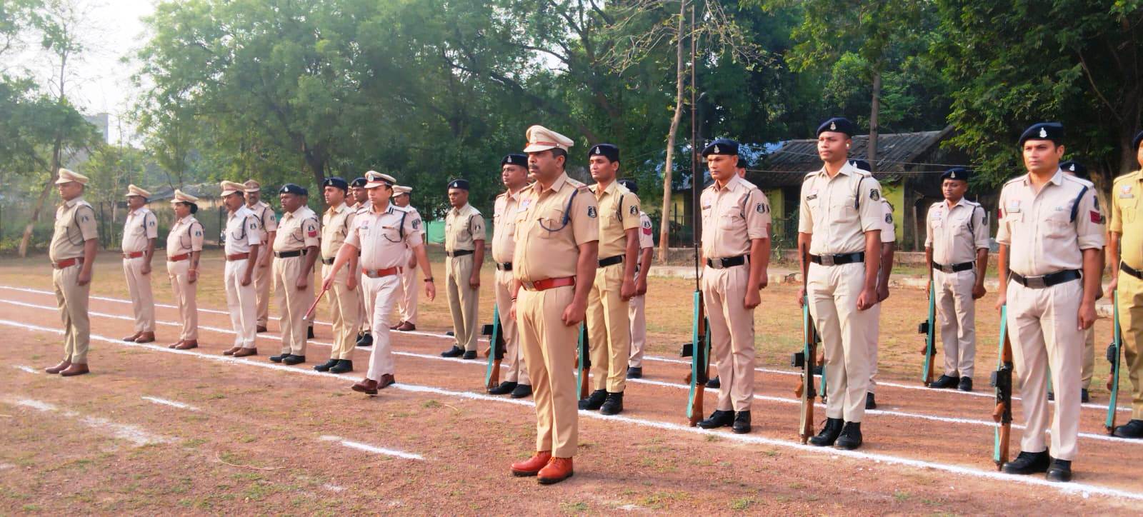 रायगढ़ पुलिस लाइन में जनरल परेड के दौरान बलवा ड्रिल का कराया गया अभ्यास
