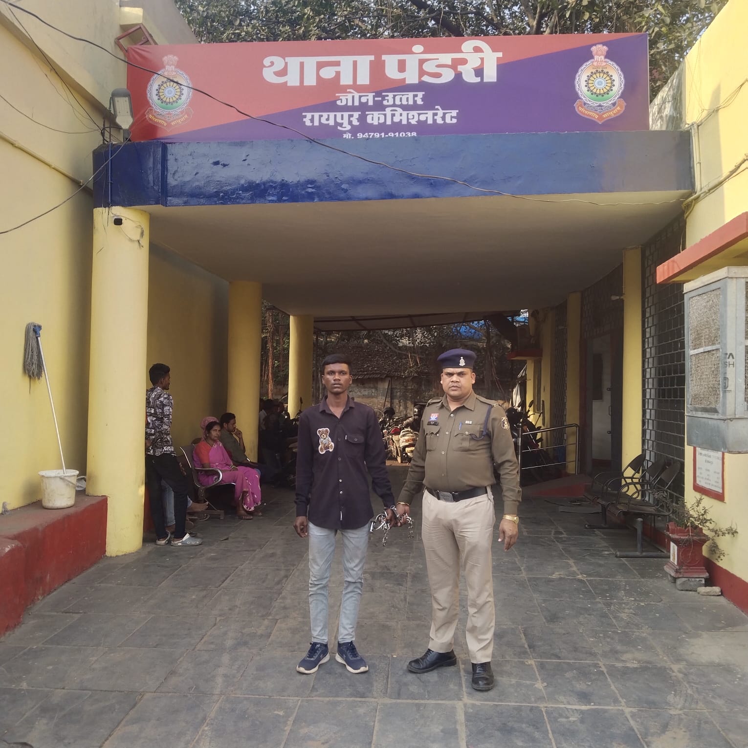 आत्मानंद स्कूल मोवा में कक्षा के भीतर चाकू लहराने की घटना का मुख्य आरोपी चाकू सहित गिरफ्तार