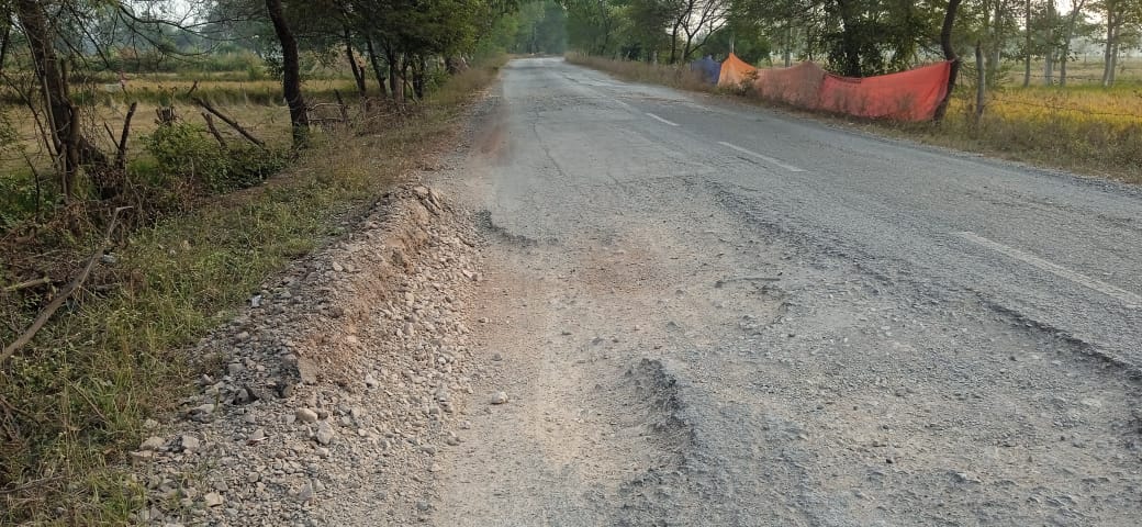 खुटेरी से भर्रेगांव-मोखला जर्जर सड़क पर चलना मुश्किल, जिम्मेदार मौन
