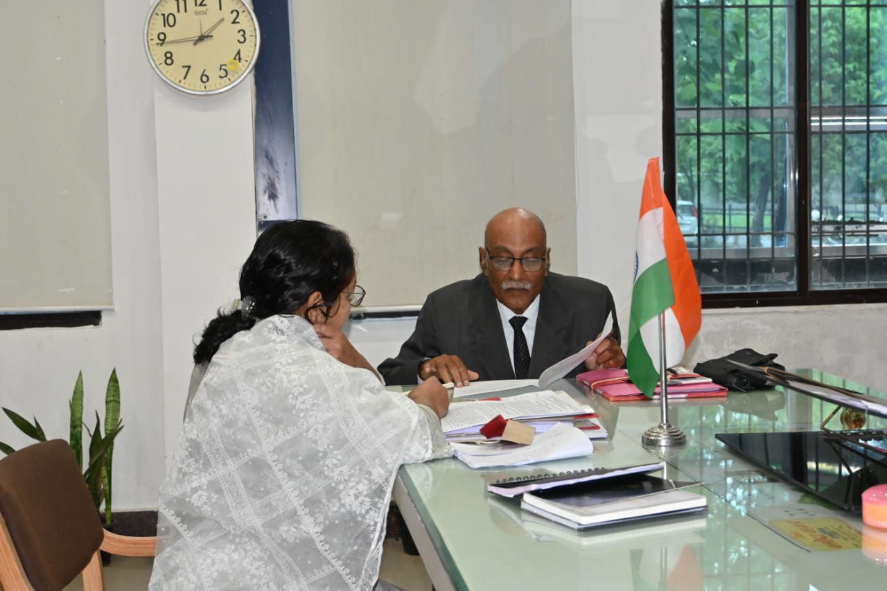 न्यायिक जांच आयोग के अध्यक्ष न्यायमूर्ति श्री सी.बी.बाजपेयी दूसरी बार पहुंचे बलौदाबाजार,आयोग कार्यालय के अधिसूचना एवं प्रक्रियाविनियम को दिया गया अंतिम स्वरूप
