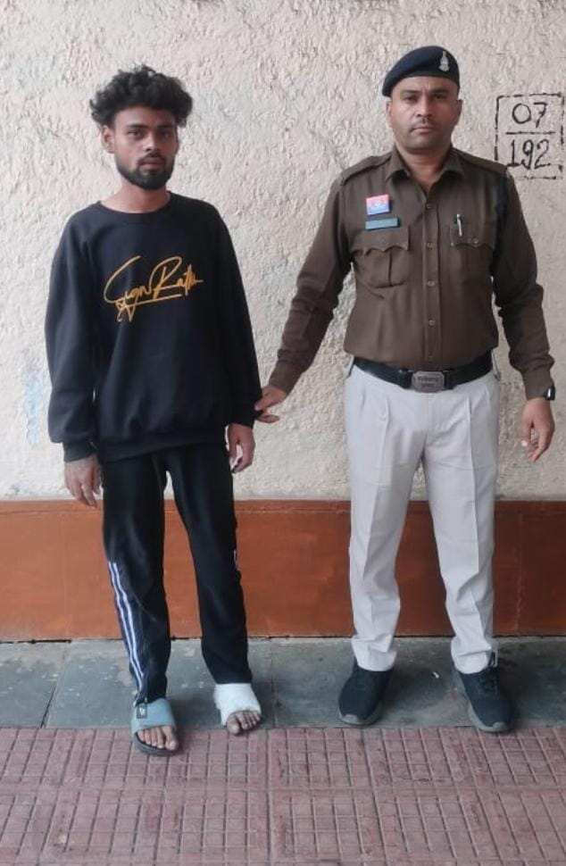 चाकू लहराते आरोपी तोरण वर्मा गिरफ्तार