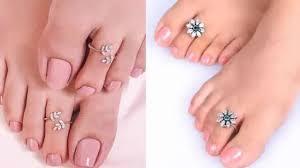 इन  ट्रेंडी चांदी की बिछिया से बढ़ाएं पैरों की सुंदरता 